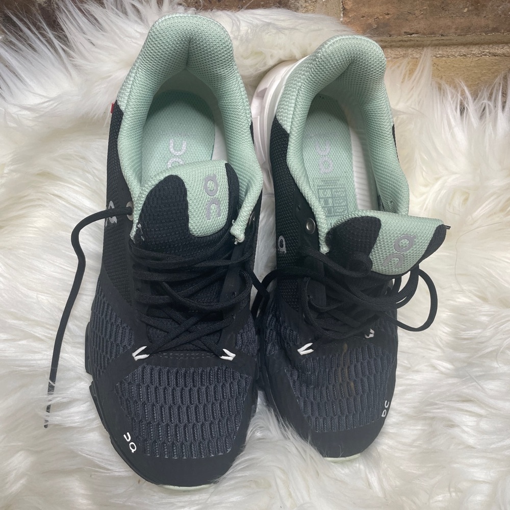 On Cloud tennis shoes size 7.5